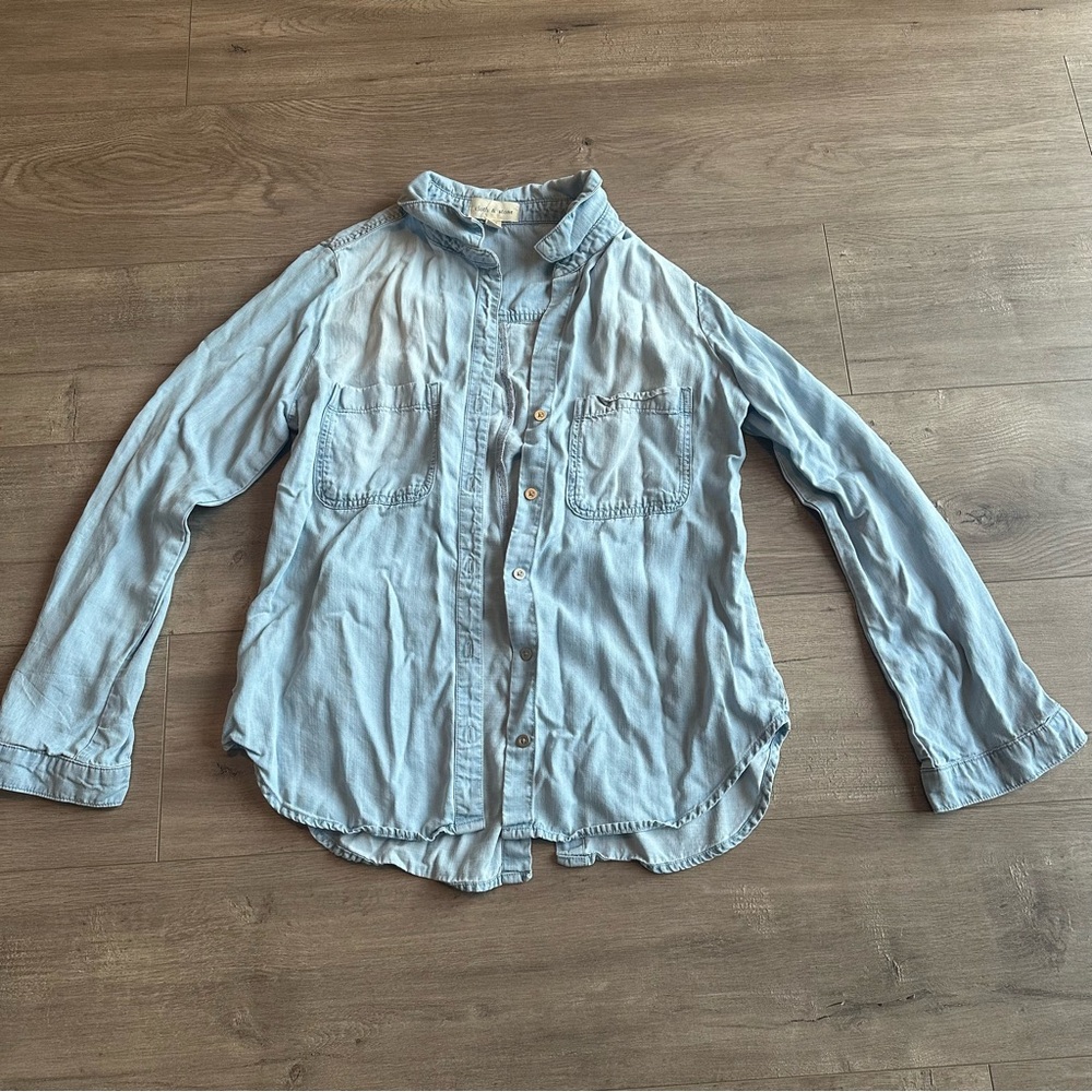 EUC Cloth & Stone light chambray button up top - size small